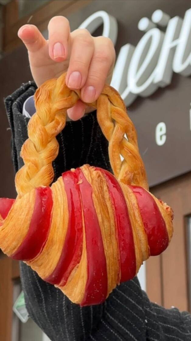 Сумочки-круассаны снова в моде: сеть «АЛЁНКА» готовит сюрприз к 8 Марта