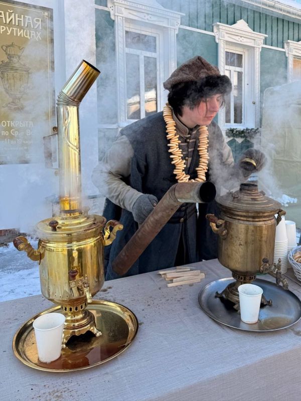 Сбитеньщики на ярмарке: традиции и современность встречаются у самоваров