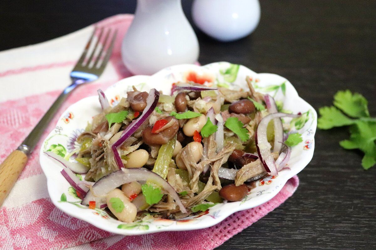 Салат, который покорит ваше сердце: говядина, фасоль и огурцы в одном блюде