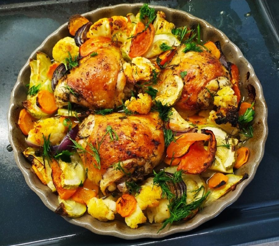 Курица, запечённая с овощами