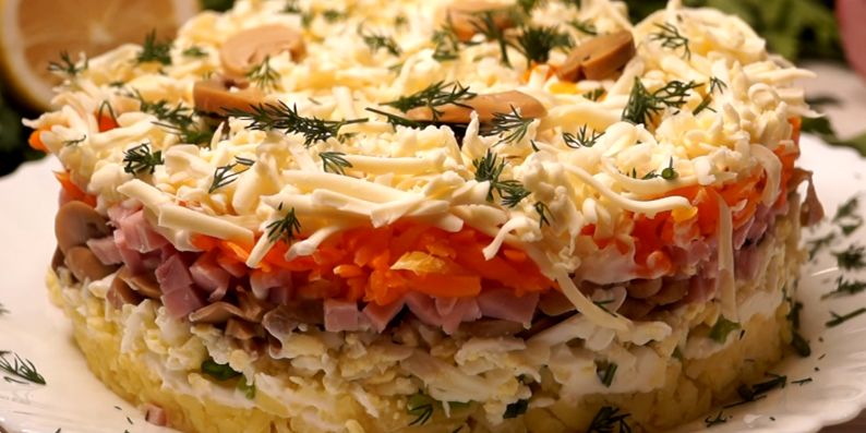 Салат с ветчиной, грибами и сыром: легкий и вкусный рецепт на каждый праздник