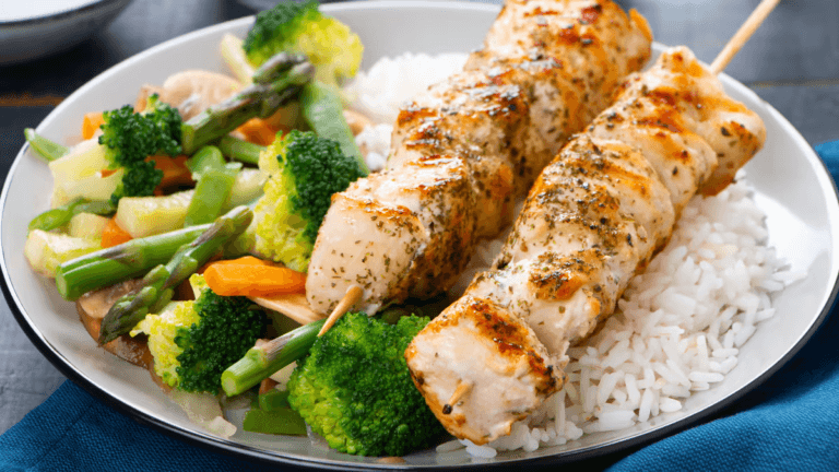 Сочная альтернатива: куриные шашлычки в медово-соевом соусе из духовки