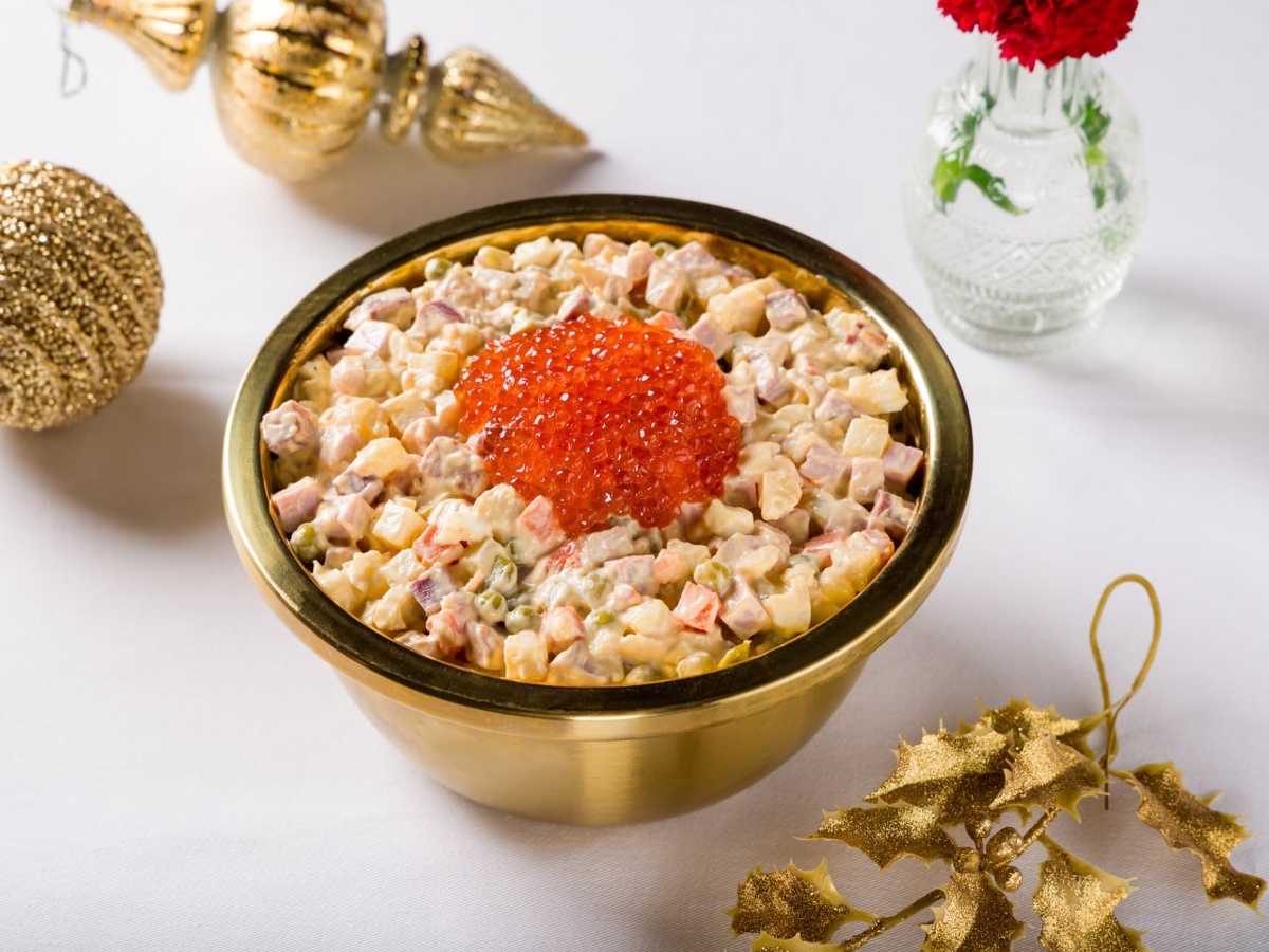 Оливье в золотом тазике: новый взгляд на традиционное угощение