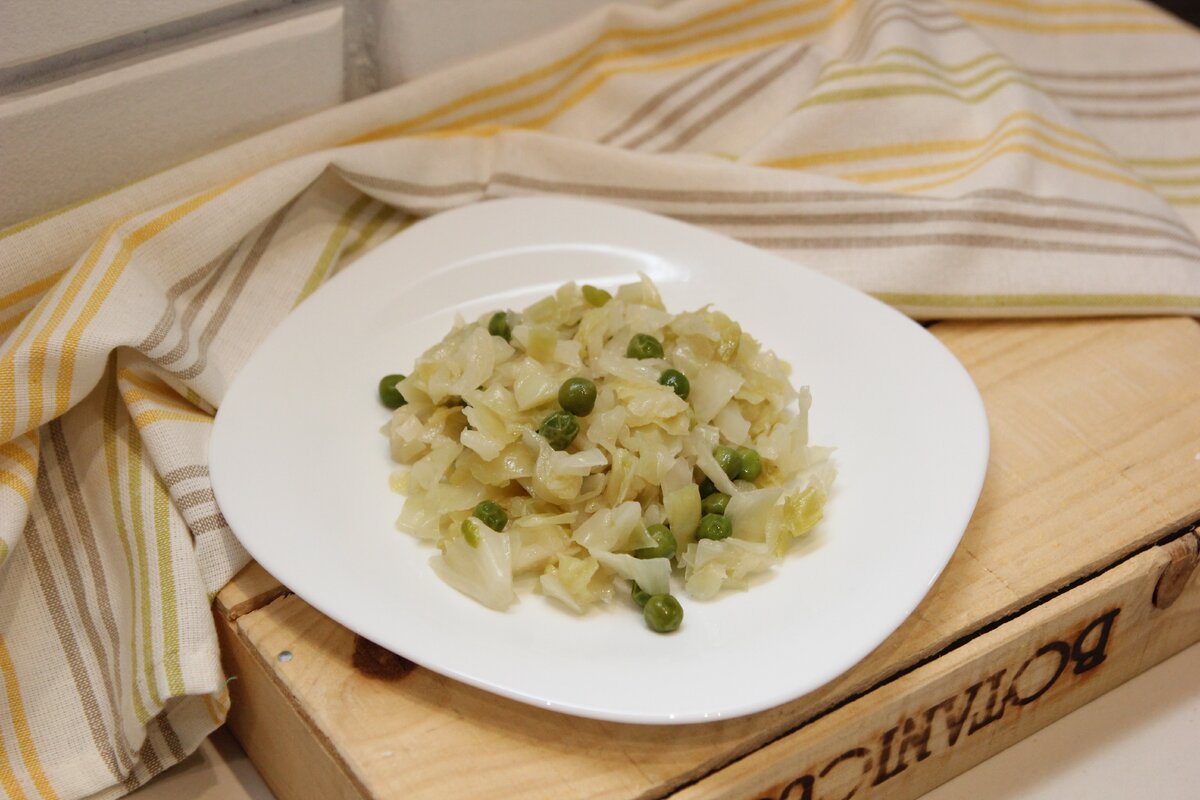 Ароматное рагу из капусты и горошка