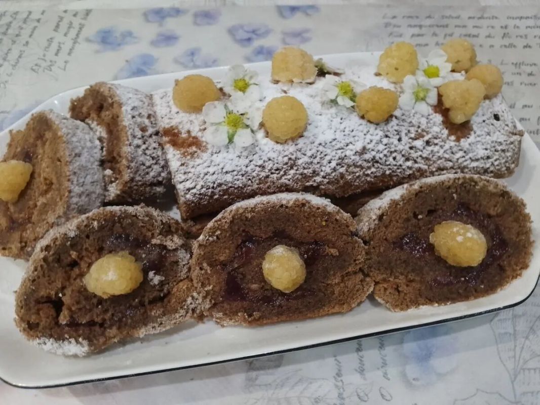 Вкусный шоколадный рулет с клубничной начинкой: идеальный десерт к чаю