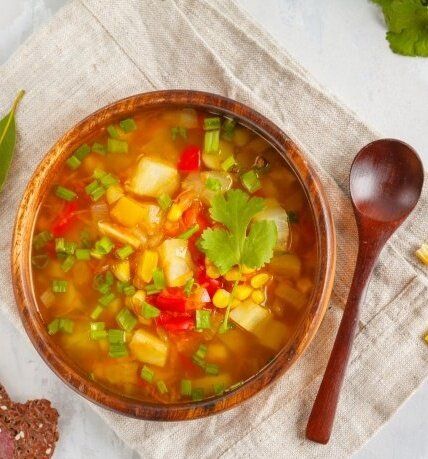 Совершенство в тарелке: вкусный овощной суп с кукурузой
