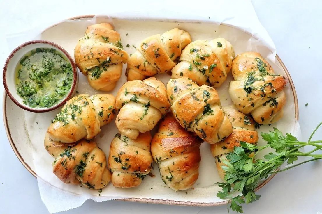 Закусочные рогалики с чесноком: идеальная еврейская закуска для вашего стола