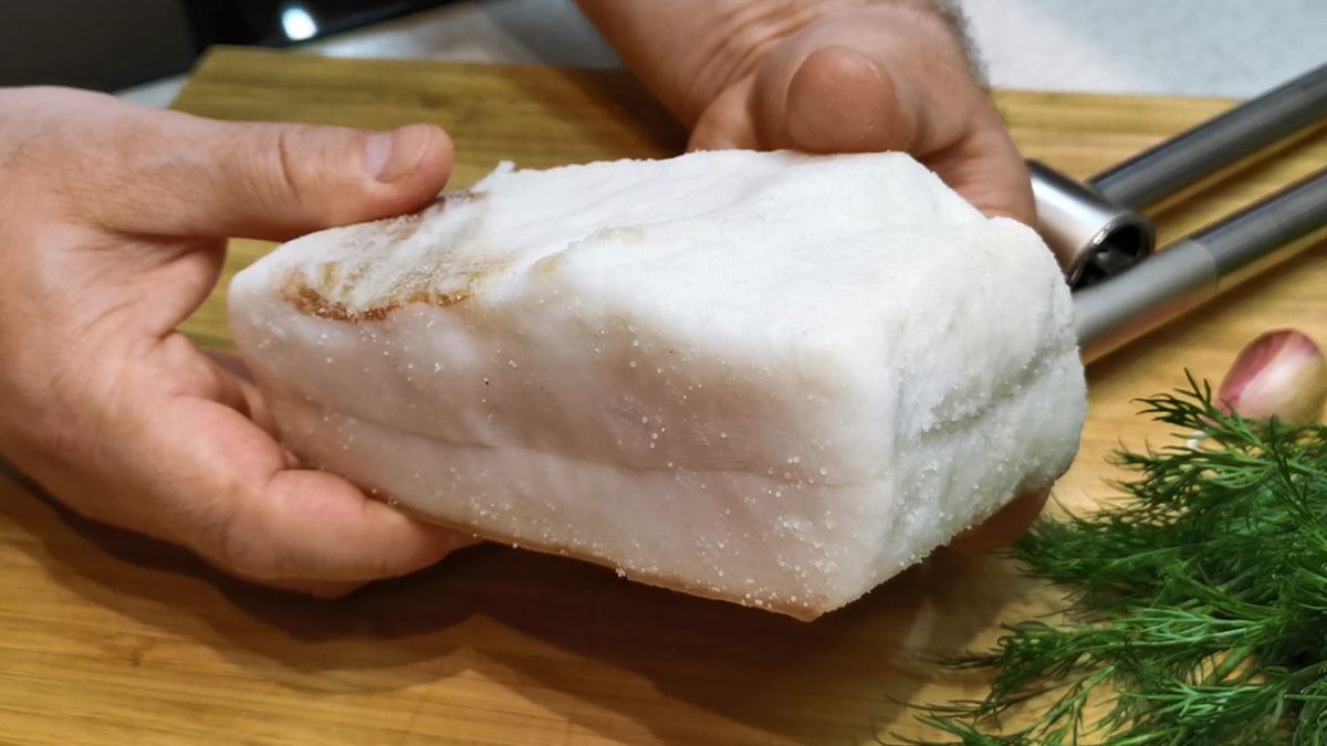 Необычная закуска из сала, которая покорит ваши вкусовые рецепторы