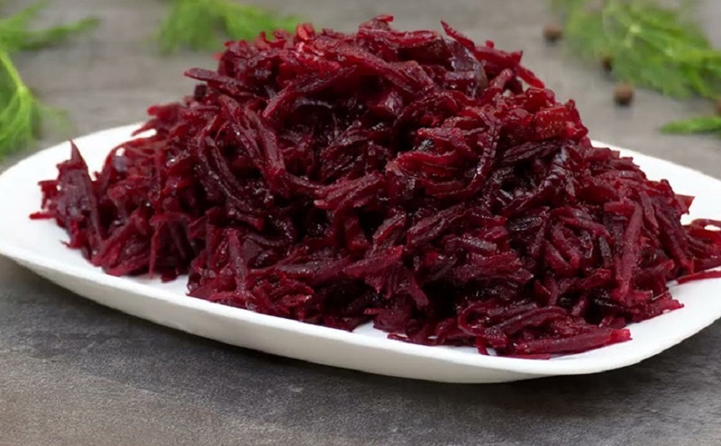 Салат из свёклы с маринованными огурцами: легкость и польза в каждом укусе