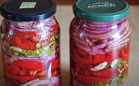 Маринованный лук с перцем: неожиданный акцент к шашлыку