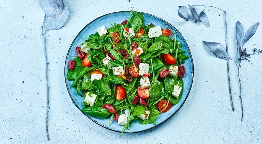 Соблазнительный салат с брынзой и оливками: новый взгляд на классический рецепт