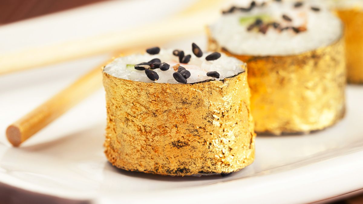 Золотые угощения: стоит ли опасаться пищи с золотыми украшениями?