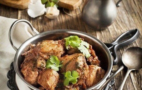 Необычное мясное угощение: запеченная свинина со сметаной и медом