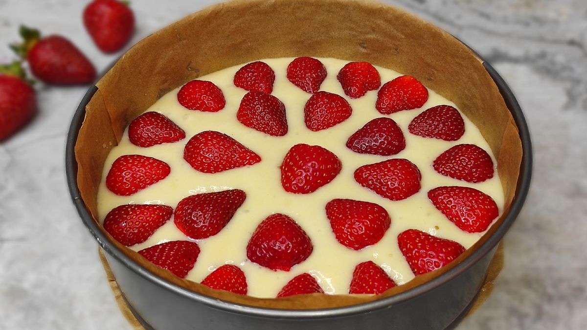 Летний пирог с клубникой: простой и вкусный десерт для душевных встреч