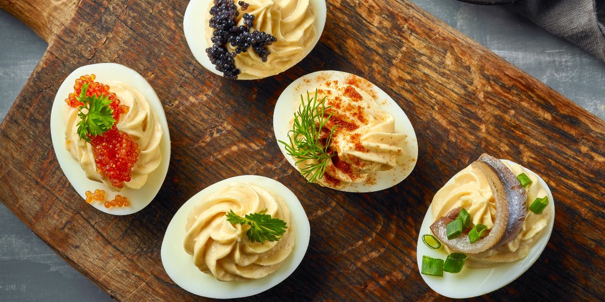 Ностальгия по новогодним традициям: 10 оригинальных рецептов фаршированных яиц