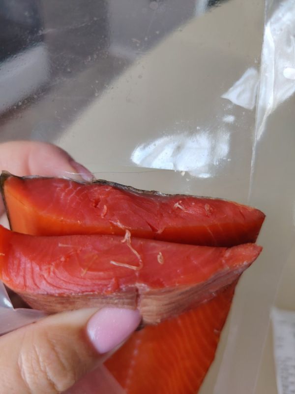 Зефирная находка: покупка филе нерки с паразитами шокировала местного жителя