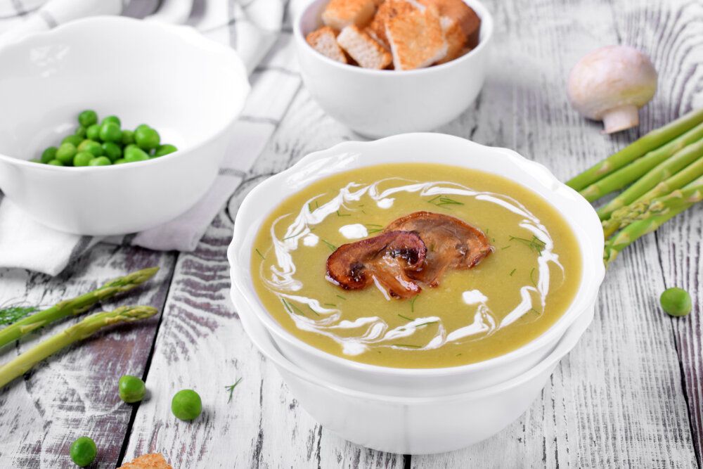 Насладитесь оригинальным зеленым супом-пюре с грибами