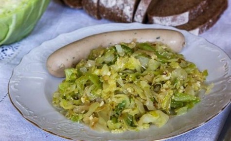 Нежная молодая капуста с яйцом для легкого ужина