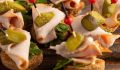 Яркие мясные канапе для новогоднего стола: оригинальные идеи