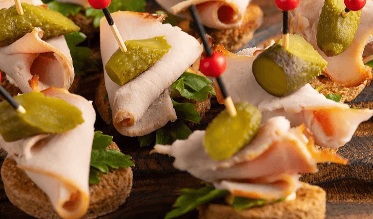Яркие мясные канапе для новогоднего стола: оригинальные идеи