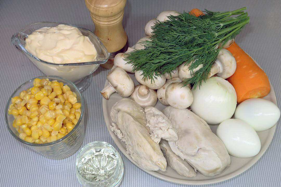 Салат с курицей, грибами и кукурузой: легкость и вкус для вашего стола
