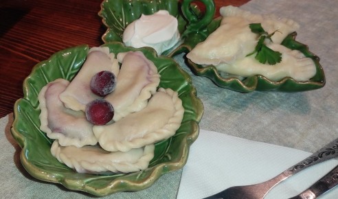 Кулинарное возвращение к истокам: вареники с вишней и творогом