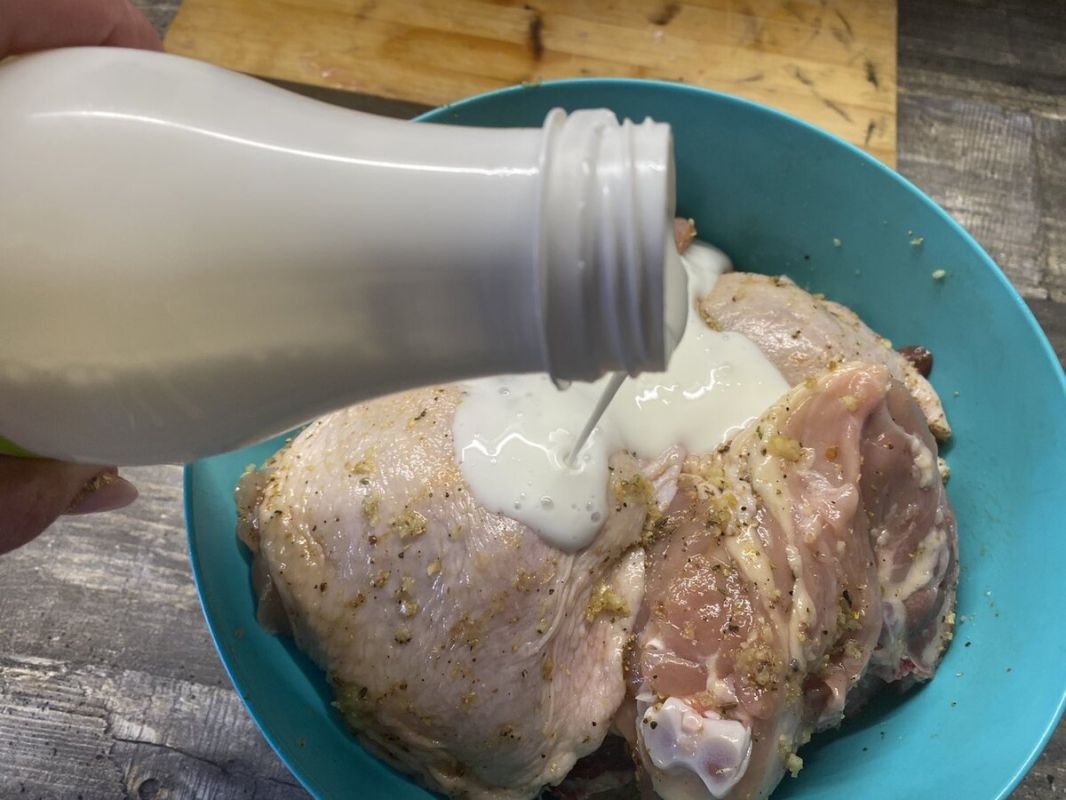Уникальный маринад для куриной грудки, который сделает её сочнее бедер