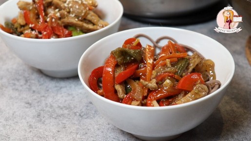 Вкусная соба с сочной свининой и свежими овощами