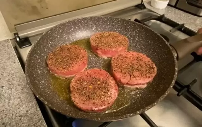 Сочные стейки из тунца: быстро и просто на сковороде