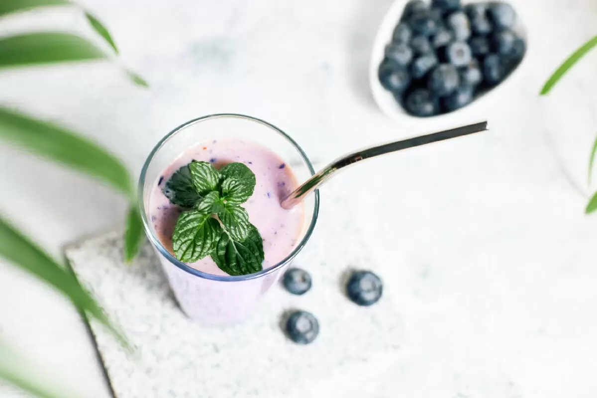 Черничный коктейль с йогуртом и медом: вкусное и полезное начало дня