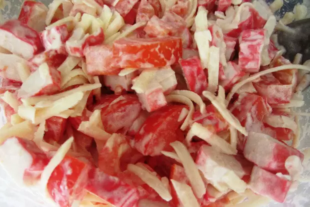 Слоеный салат с помидорами и крабовыми палочками для особого ужина