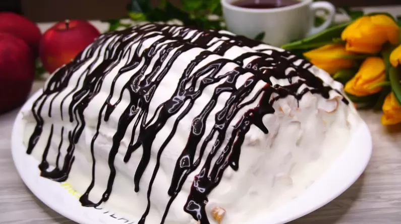 Летний блинный торт с вишней: вкусное наслаждение за 10 минут