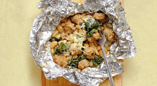 Фасоль с колбасками и шпинатом: быстрое и вкусное блюдо с минимальными усилиями