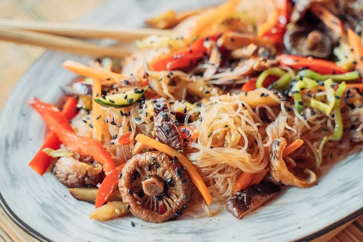 Фунчоза с грибами и овощами: быстрое азиатское блюдо на каждый день