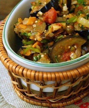 Аджапсандали с зеленым чили