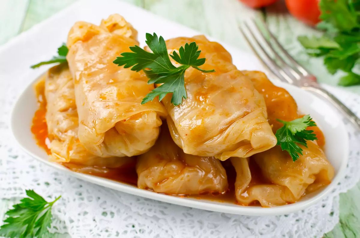 Как приготовить домашние сочные голубцы из молодой капусты с мясной начинкой и томатным соусом
