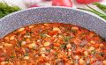 Фасоль с томатами и орехами: идеальное согревающее блюдо для холодного вечера