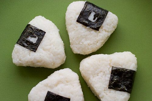 Как приготовить оригинальные японские онигири: вкусный перекус на каждый день