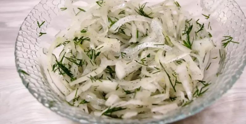 Как готовить маринованный лук быстро и вкусно