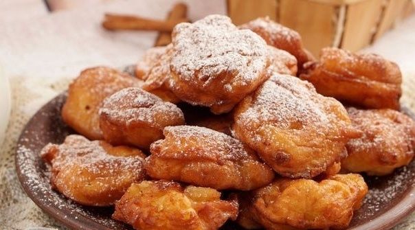 Ленивые пончики с яблоками: быстрое и вкусное лакомство на кефире